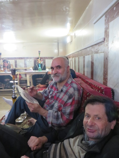 Reisetıpp 692: Öfter "Ja" als "Nein" sagen - dann findet man sich auch mal im iranischen Teehaus mit netten Menschen wieder