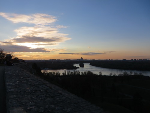 Touristenpflichtprogramm: Sonnenuntergang von der Burg mit Blick auf die Donau (Belgrad)